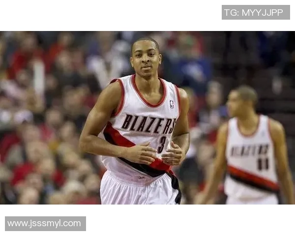 季后赛激战回顾太阳与开拓者的巅峰对决与精彩瞬间分析